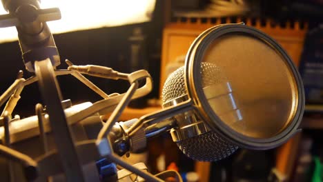 toma panorámica lenta a la derecha del micrófono de estudio de primer plano en la sala de producción