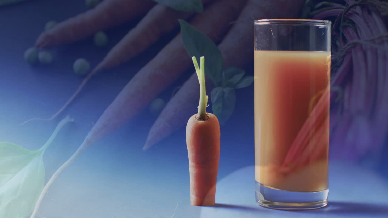 composición de zanahoria cortada y un vaso de jugo con zanahorias sobre fondo azul