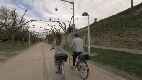 pareja andando en bicicleta en el parque