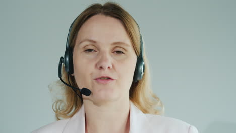 Die-Frau-Im-Headset-Spricht-Auf-Weißem-Hintergrund