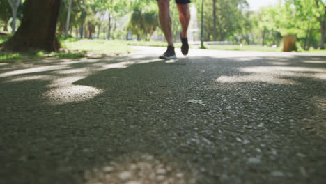 Sección-Baja-Del-Hombre-Mayor-Corriendo-En-El-Parque