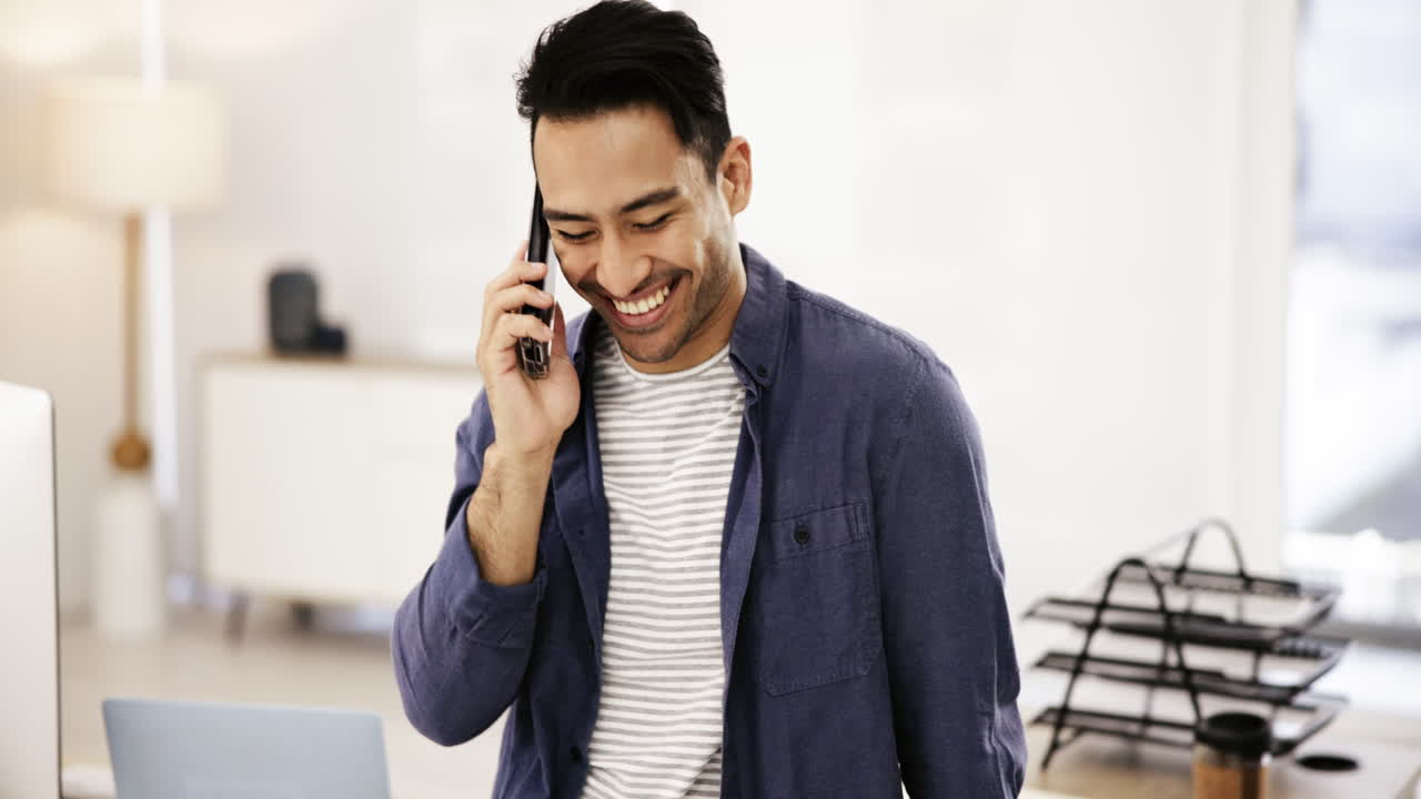 사무실에서 전화 통화를 하는 사업가