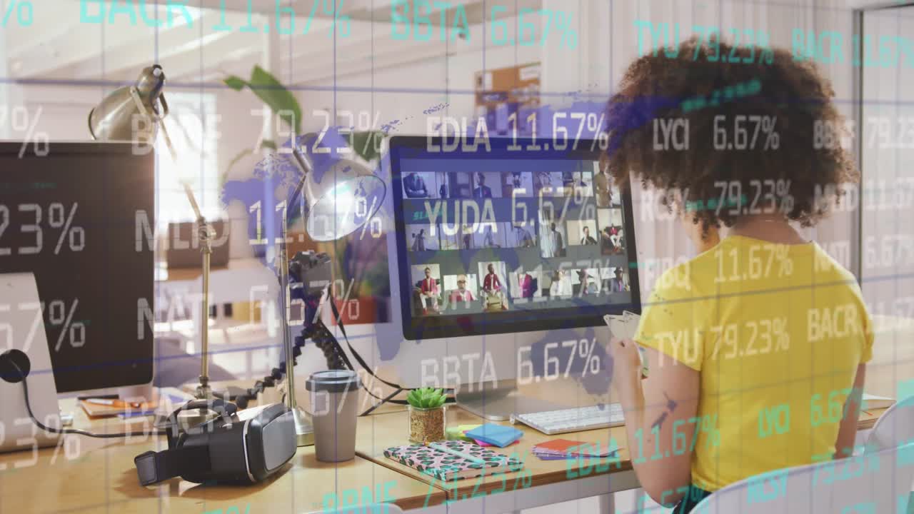 animación de datos financieros sobre una mujer de negocios biracial que trabaja en la computadora en la oficina