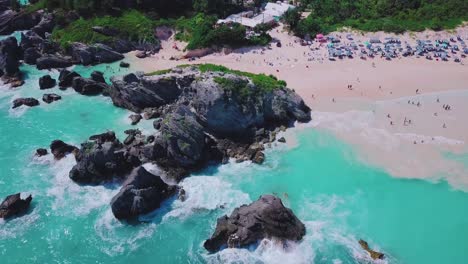 Bermuda-Drohnenaufnahme-Von-Felsformationen-In-Horseshoe-Bay-Cove,-Türkisfarbene-Wassertouristen-Im-Seichten-Wasser