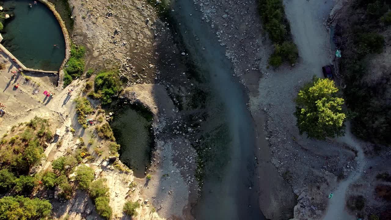 abajo de la parte superior de los baños termales cerca de permett en albania