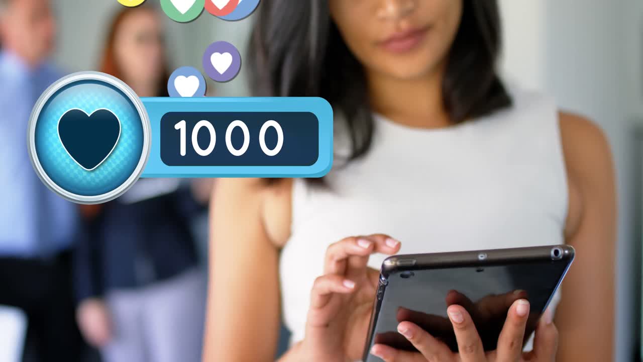 mujer navegando en su tableta iconos del corazón 4k