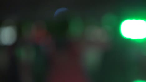 luces bokeh con personas anónimas en movimiento