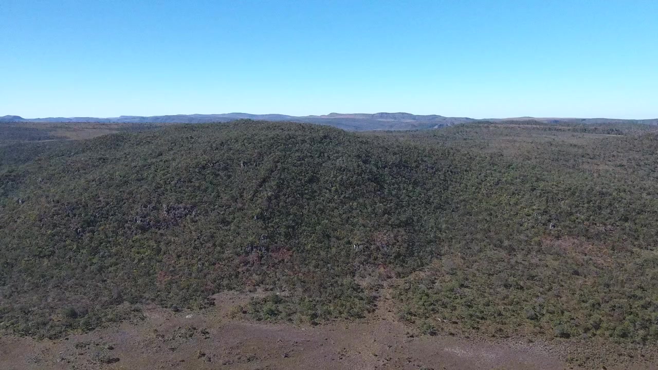Veduta aerea cinematografica sulla Chapada dos Veadeiros, Alto Paraíso de Goiás, Brasile, ripresa con drone.