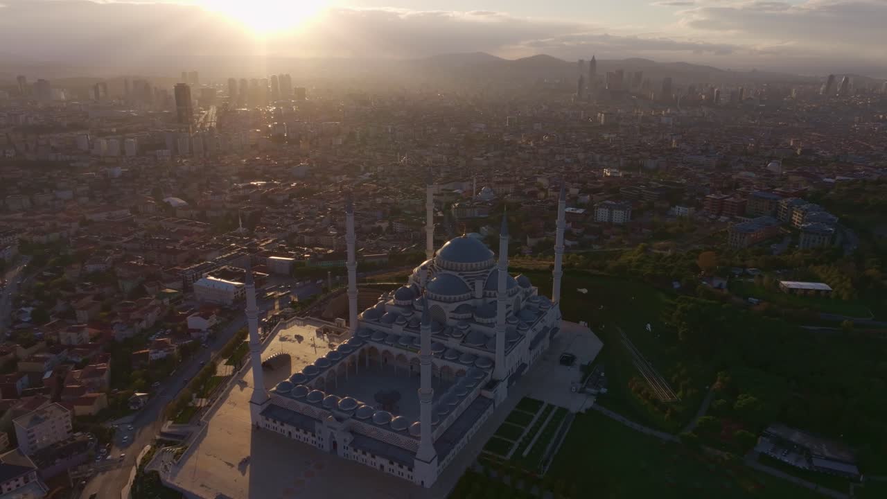 Filmatisk luftfoto af solopgang over Store Camlica Moské Istanbul, Tyrkiet