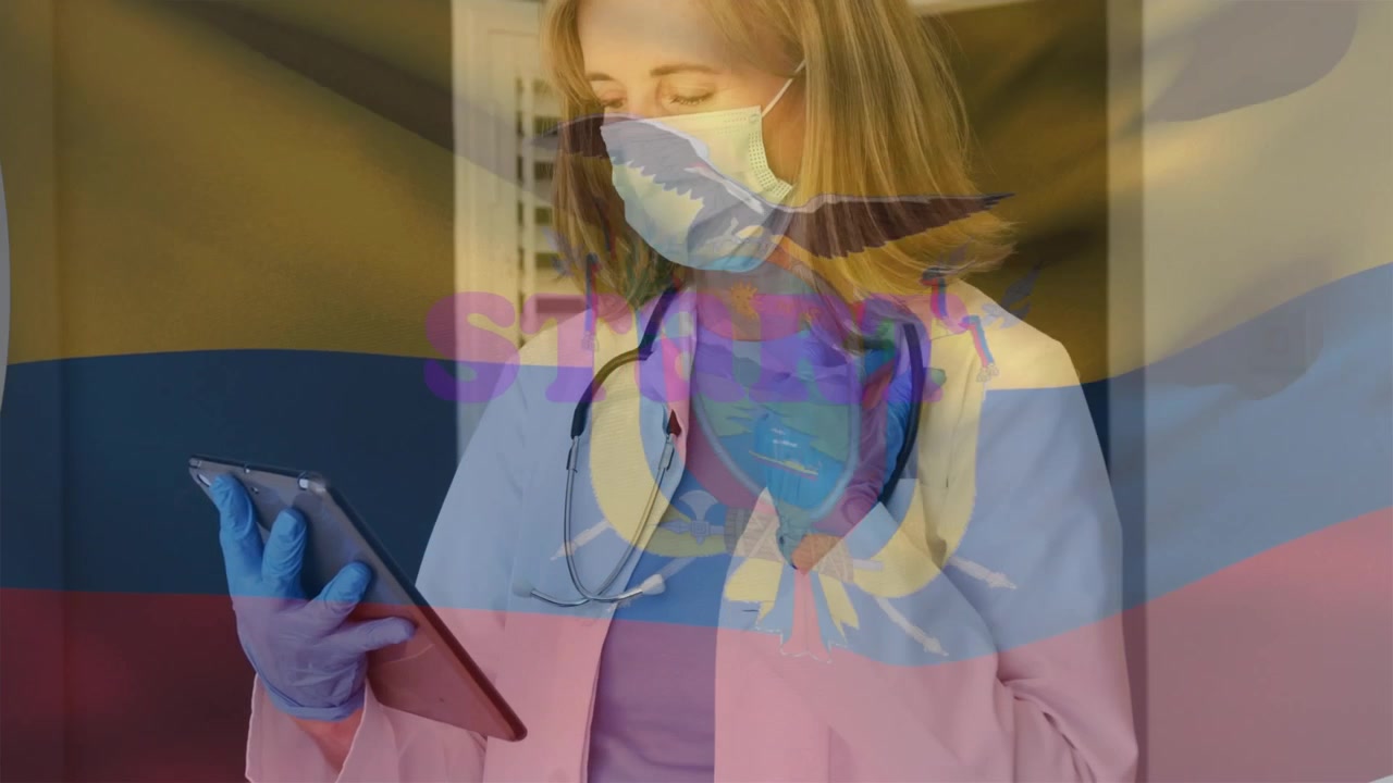 Doctor usando tableta con la bandera ecuatoriana superpuesta