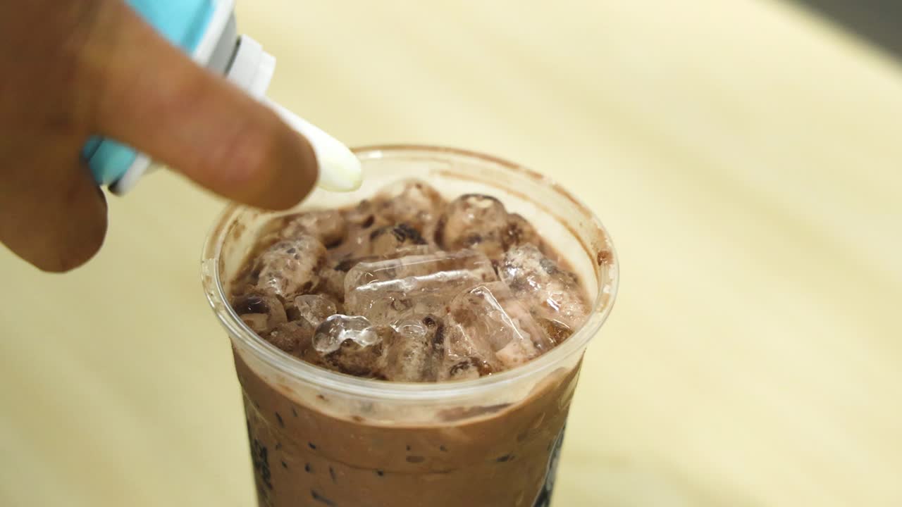 Aggiungere panna montata a una bevanda al cioccolato