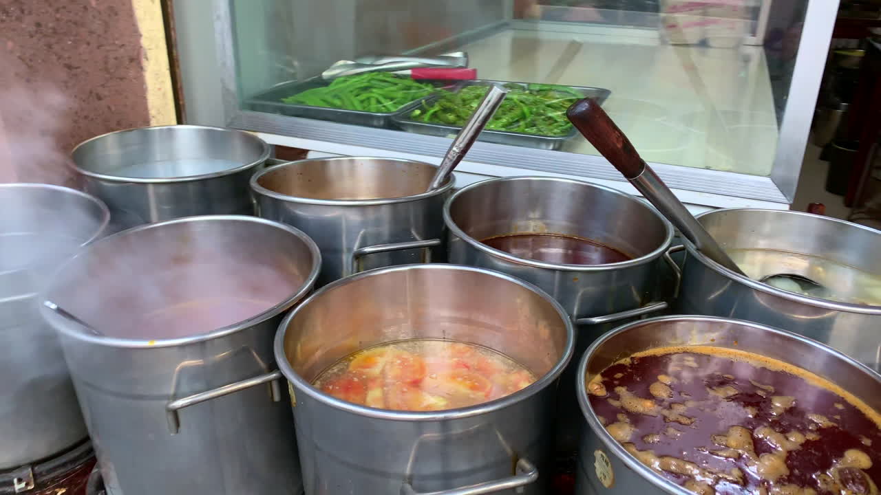 길가를 따라 티베트 요리 냄비의 클로즈업 샷