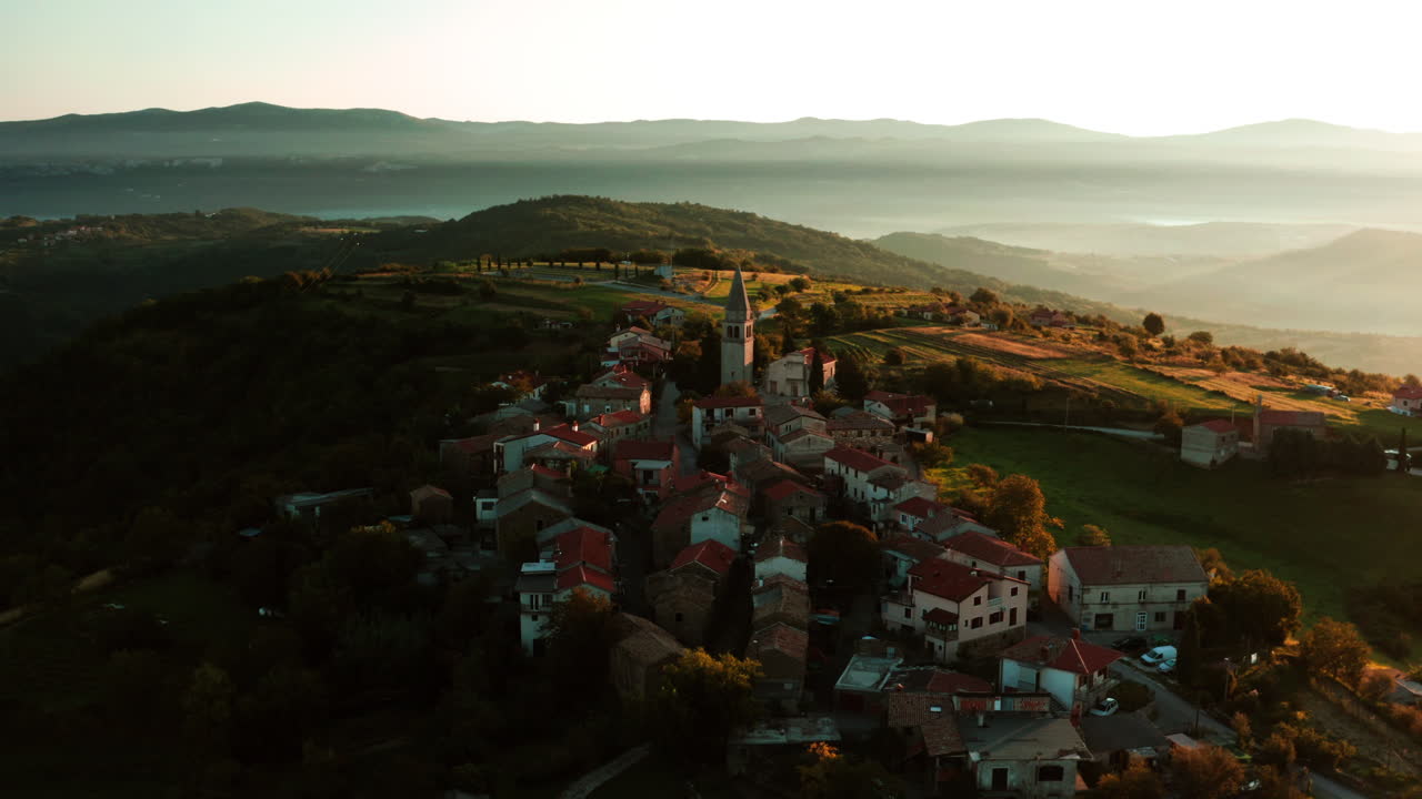 viejas estructuras de piedra del pueblo de vrh en el paisaje escénico durante la mañana brumosa en istria, croacia