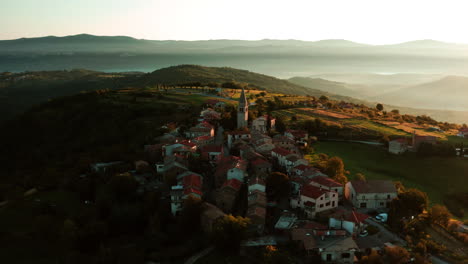 Viejas-Estructuras-De-Piedra-Del-Pueblo-De-Vrh-En-El-Paisaje-Escénico-Durante-La-Mañana-Brumosa-En-Istria,-Croacia