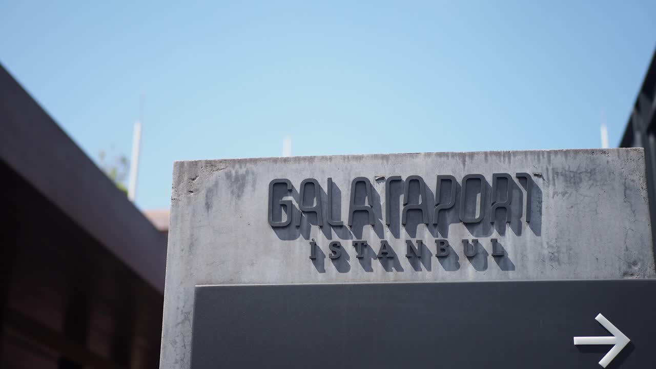 el letrero de galataport y estambul
