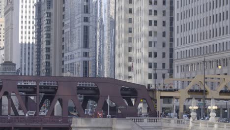 Concept-busy-life-in-Chicago,-people-walking-on-bridge,-cars-and-skyscrapers