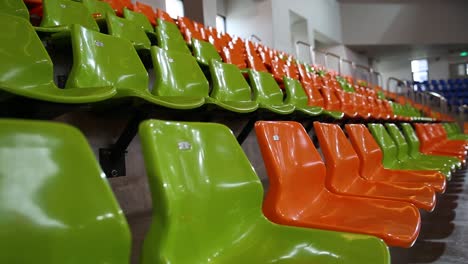 filas de sillas de estadio verdes y naranjas