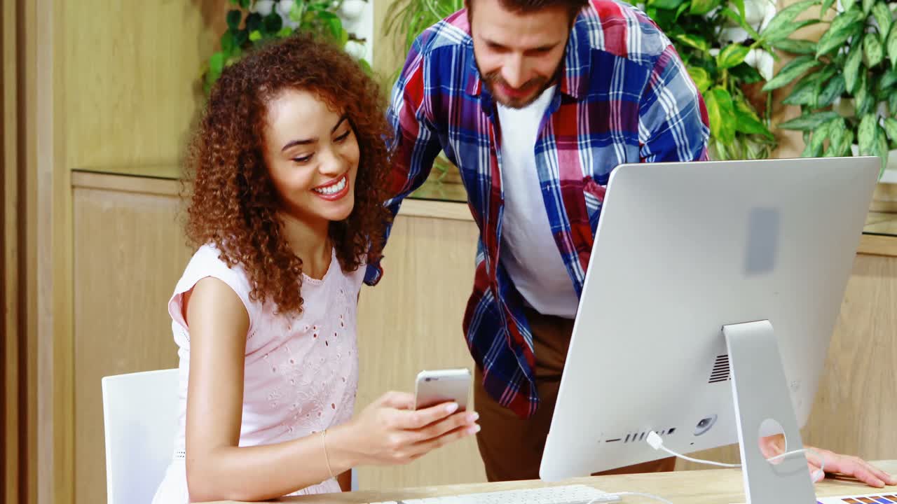 ejecutivos que usan teléfonos móviles en el escritorio