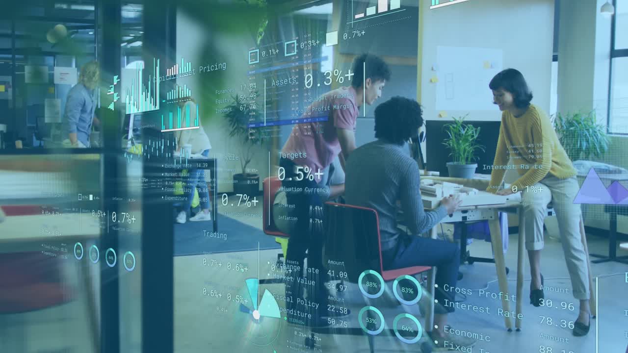 animación de la interfaz infográfica moviéndose sobre colegas multirraciales discutiendo el informe en el escritorio