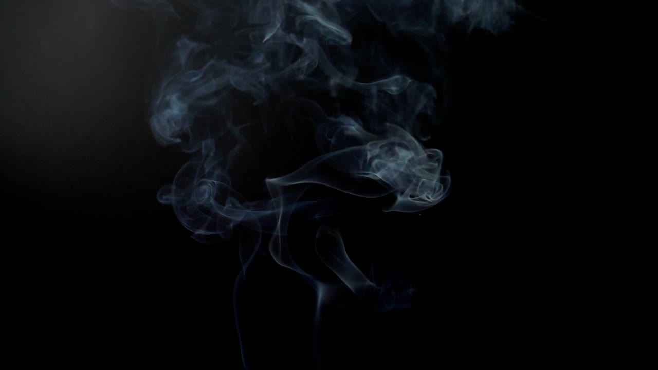 Fumo su sfondo nero. Slow motion.