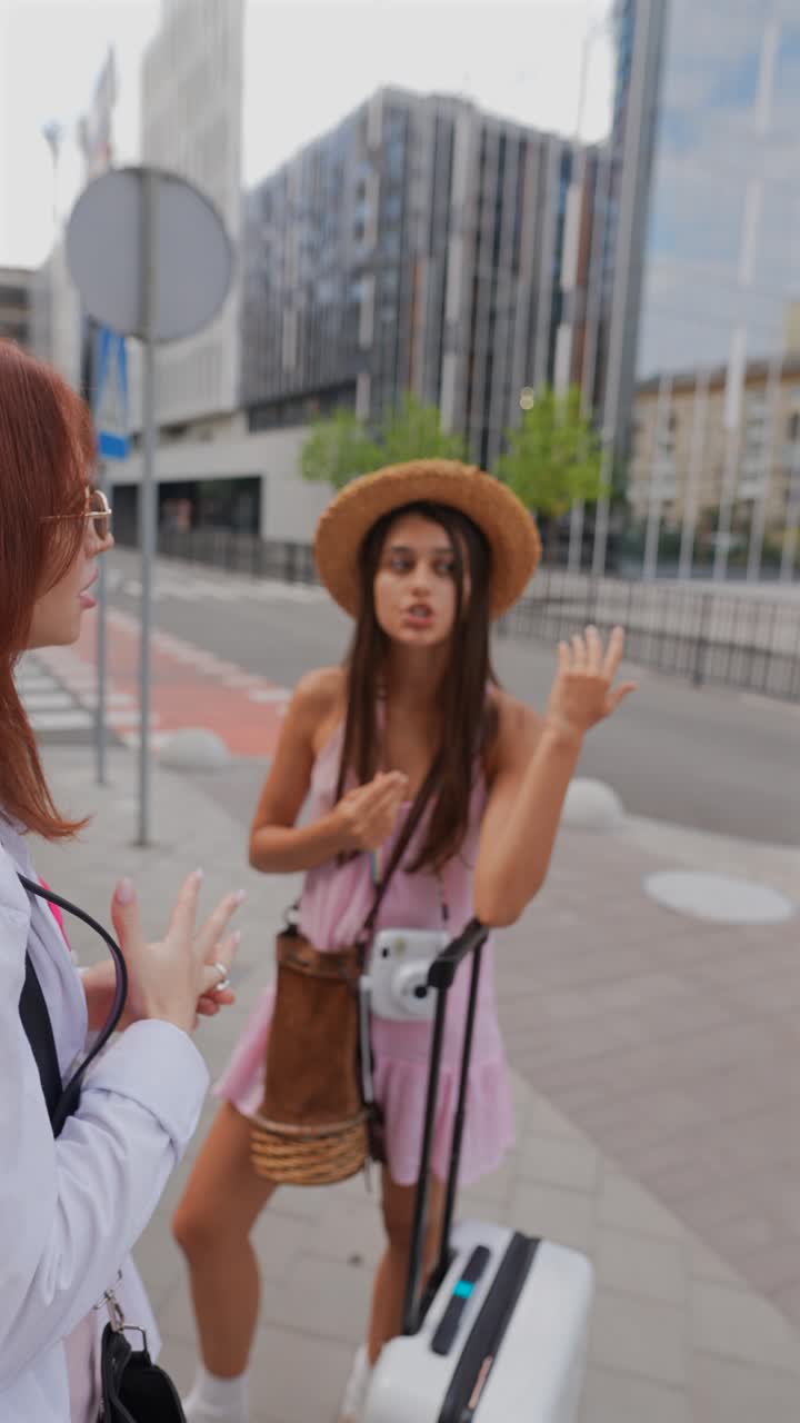 dos mujeres discutiendo en la calle de la ciudad