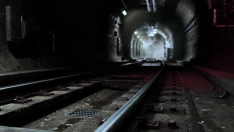 Leerer-Eisenbahntunnel-In-Der-Nähe-Des-U-Bahnhofs