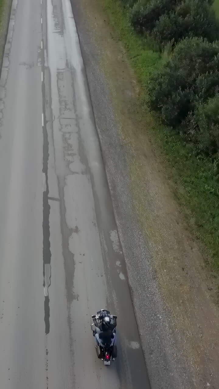 Motocicletta su una strada rurale