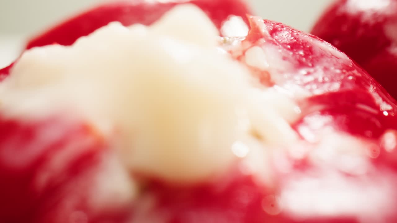 pimienta rellena con queso, restaurante italiano o español con tapas tradicionales, cocina española, deliciosas tapas saladas fermentadas y queso, tomates secos, aperitivo en la barra, buffet