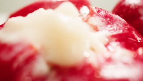 pimienta rellena con queso, restaurante italiano o español con tapas tradicionales, cocina española, deliciosas tapas saladas fermentadas y queso, tomates secos, aperitivo en la barra, buffet