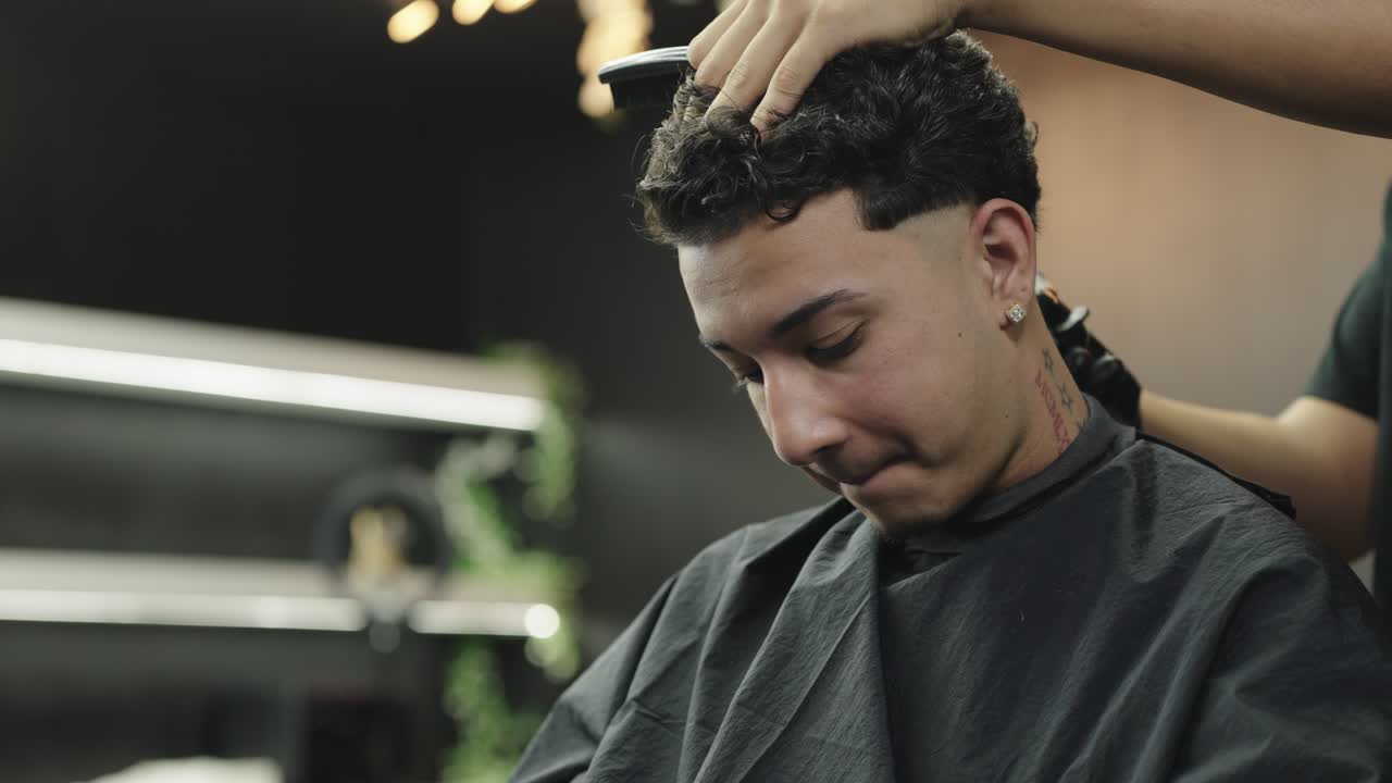 Mand, der bliver klippet i en barbersalon