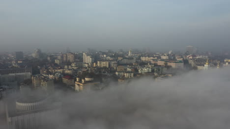 paisaje urbano en la niebla