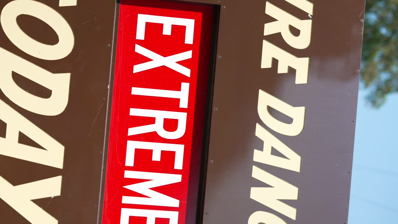 극심한 화재 위험 오늘 미국과 전 세계의 산불 위기 동안 국립공원에서 굴러다니는 튼튼한 갈색 금속판 배럴에 빨간색과 흰색 표지판