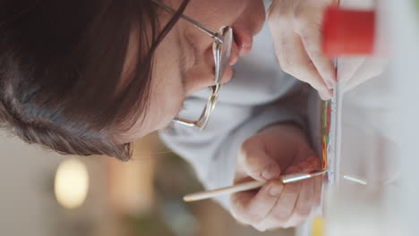 persona concentrada en las obras de arte
