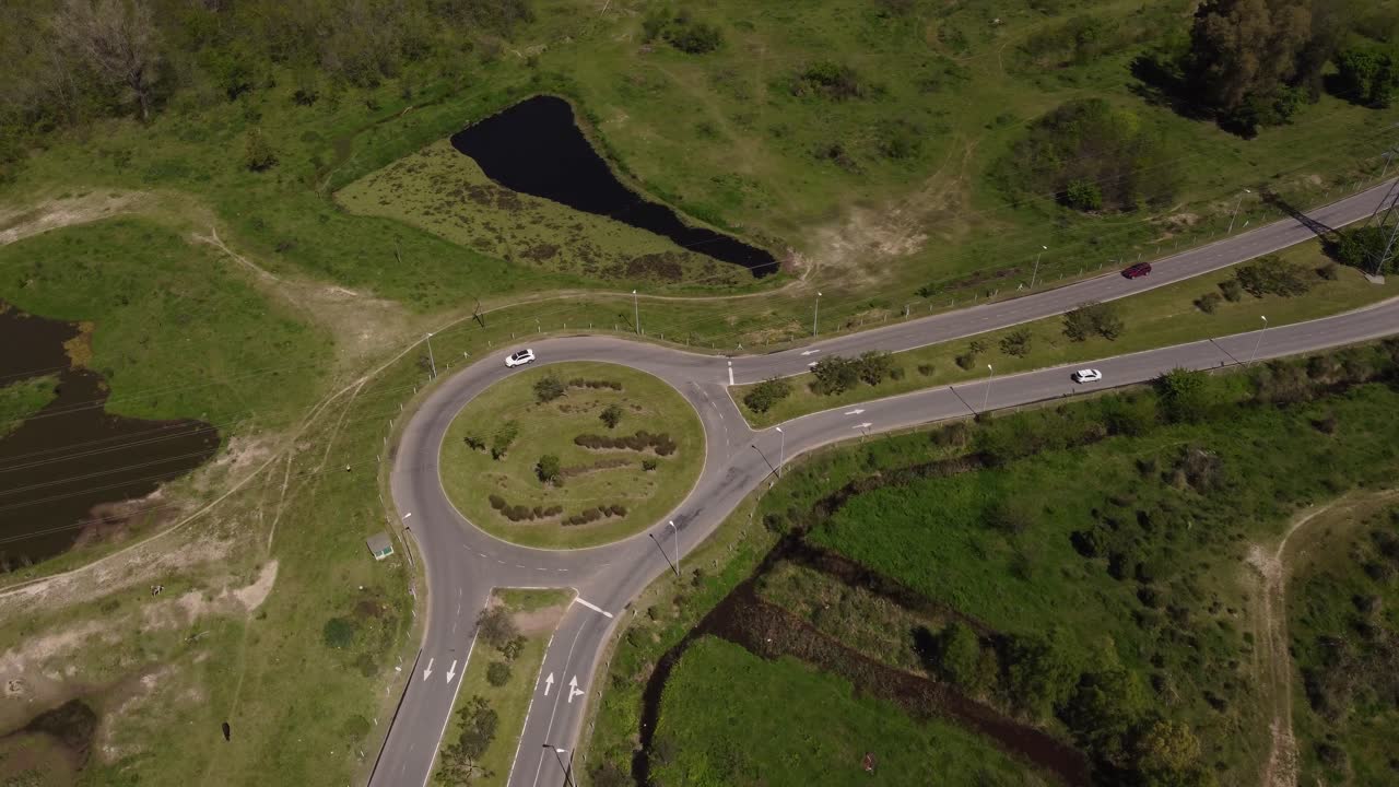 vista aérea de los coches que cruzan la rotonda en la autopista interestatal, para garantizar la seguridad vial