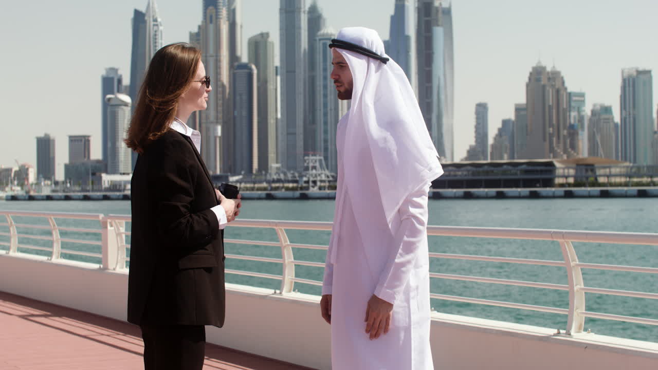 duas pessoas a falar de negócios.