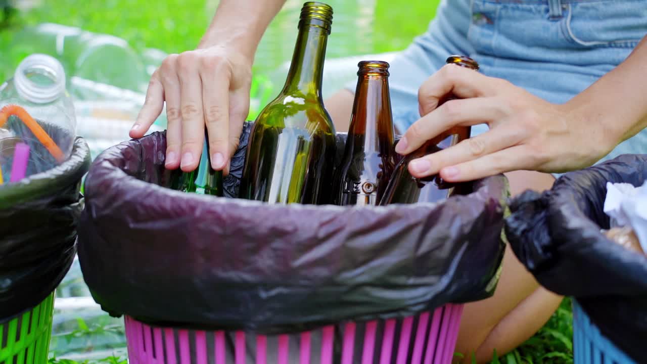 reciclaje de botellas de vidrio y plástico