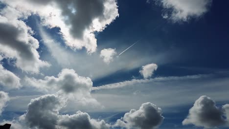 fondo de cielo dramático con nubes blancas y aviones