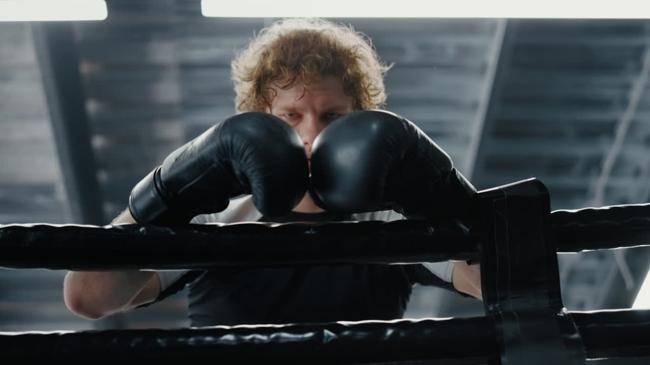 링 위 에 서 있는 화가 난 전투자. 체육관 에서 싸움 에서 실패 한  ⁇ 박스 선수