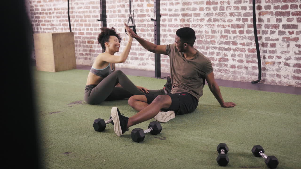 dos jóvenes dándose el uno al otro un alto cinco