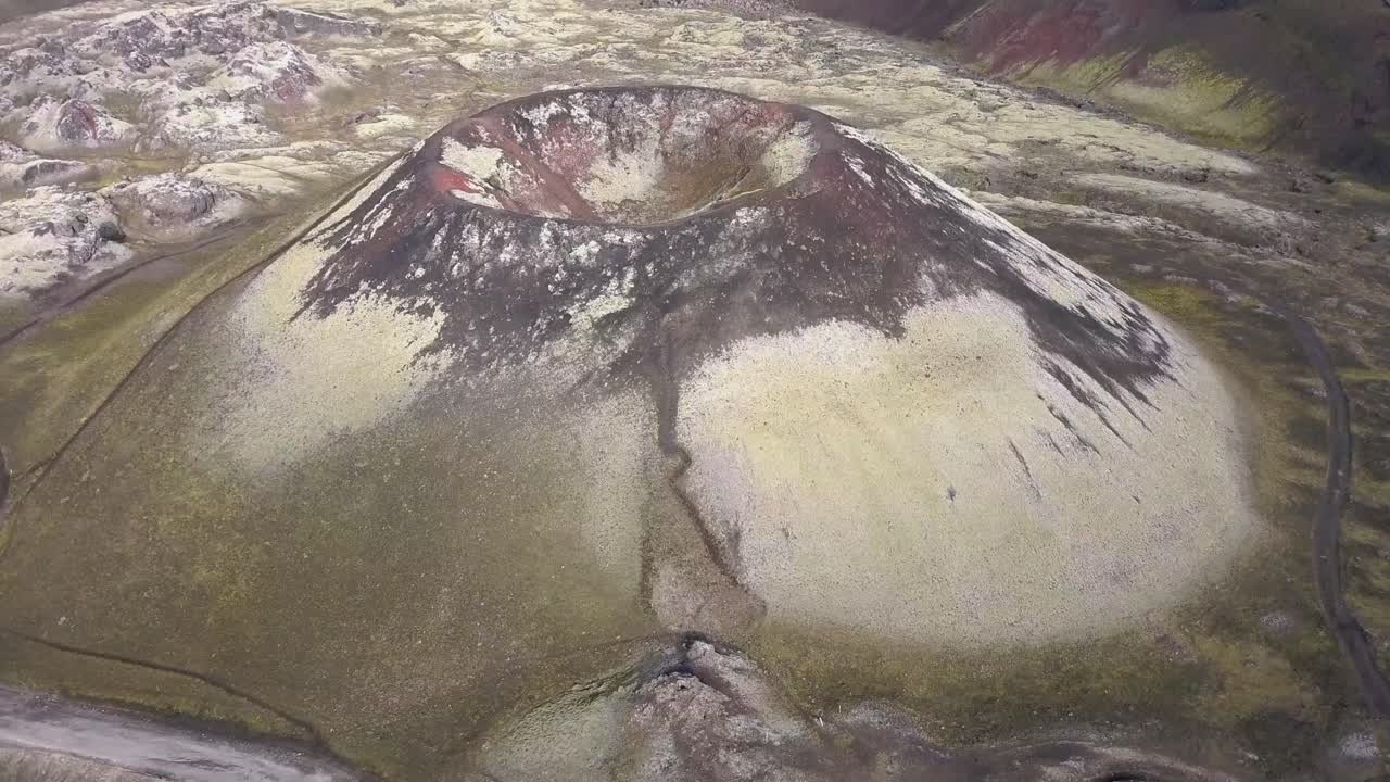 un video de un avión no tripulado de un volcán muerto