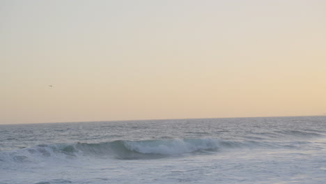 Cámara-Lenta-De-Olas-Rodando-Por-El-Océano-Al-Atardecer