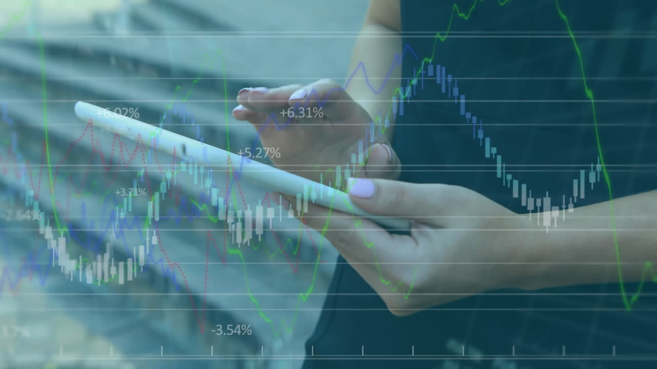 animación de procesamiento de datos financieros contra la sección media de mujeres que usan tableta digital en la oficina