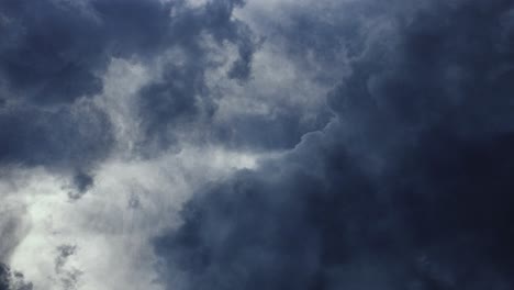 nubes oscuras moviéndose en el cielo con relámpagos
