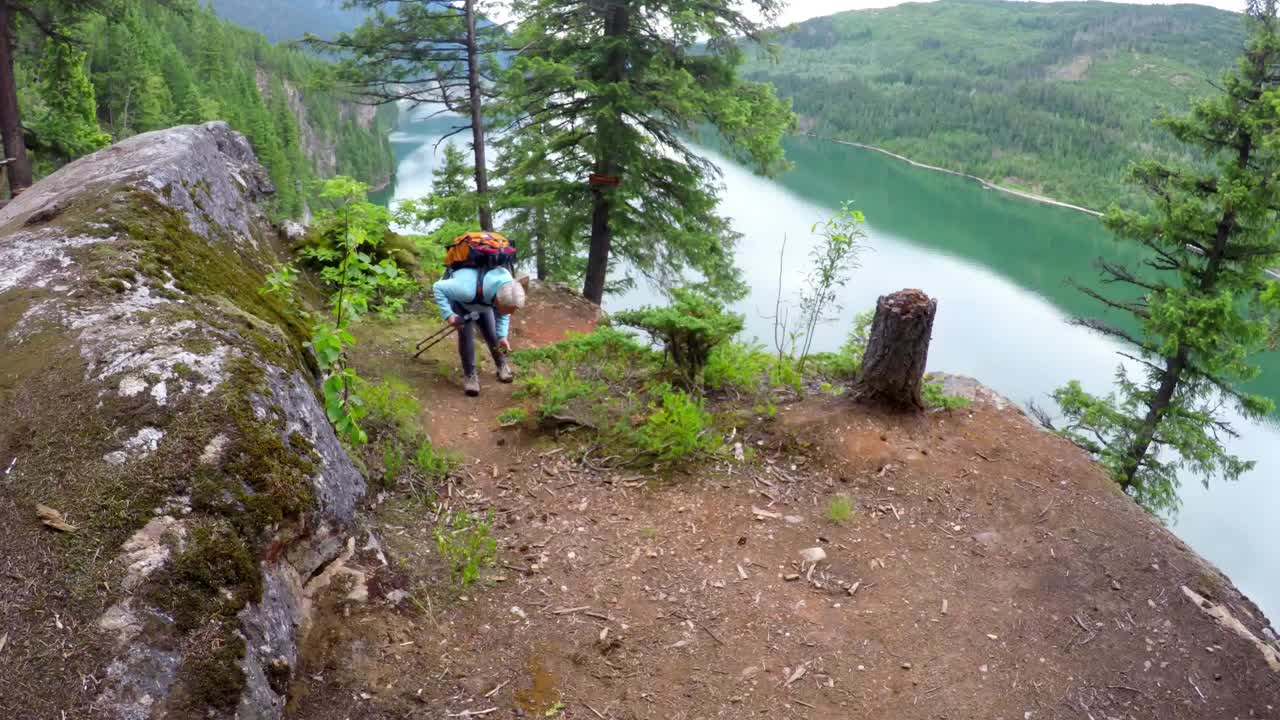 mujer madura que huele a flora 4k