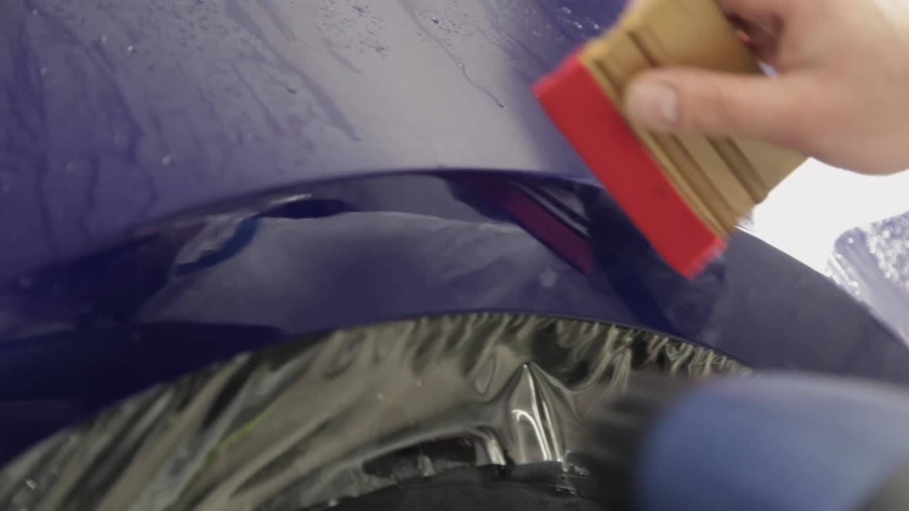 la aplicación de envoltura de vinilo a un coche