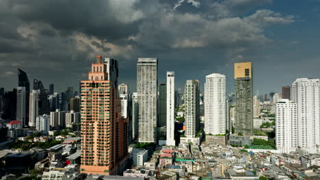 en el cielo de bangkok, las torres se elevan, atravesando nubes oscuras, tocando los cielos