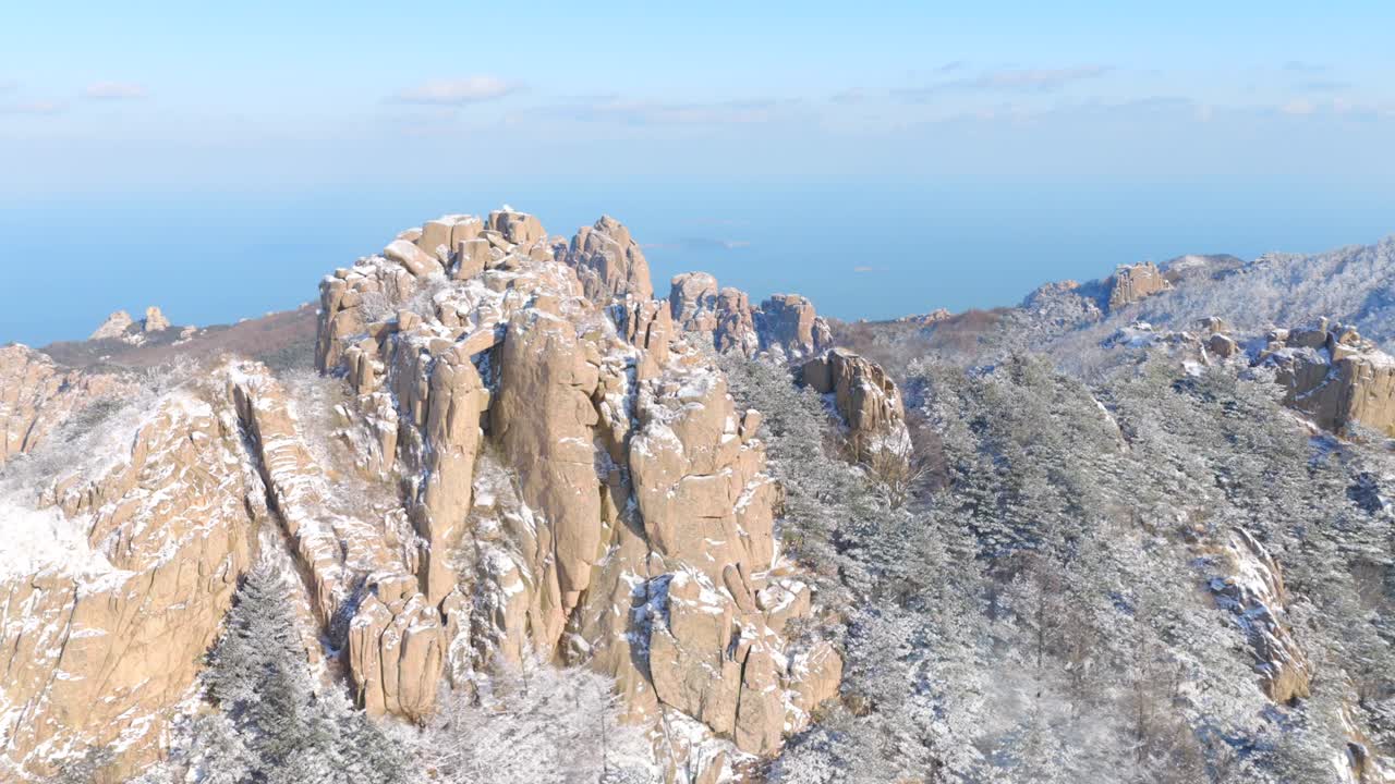 In inverno, cadono i fiocchi di neve e le montagne si ricoprono di bianco. La fotografia aerea cattura lo splendido scenario delle montagne in inverno.