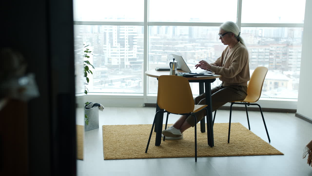 mujer mayor que trabaja desde casa
