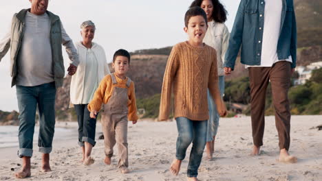 Glücklich,-Laufen-Und-Entspannen-Mit-Der-Großen-Familie-Am-Strand