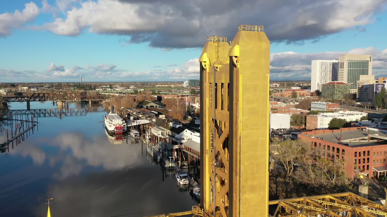 el puente de la torre de oro de sacramento, california - vista aérea